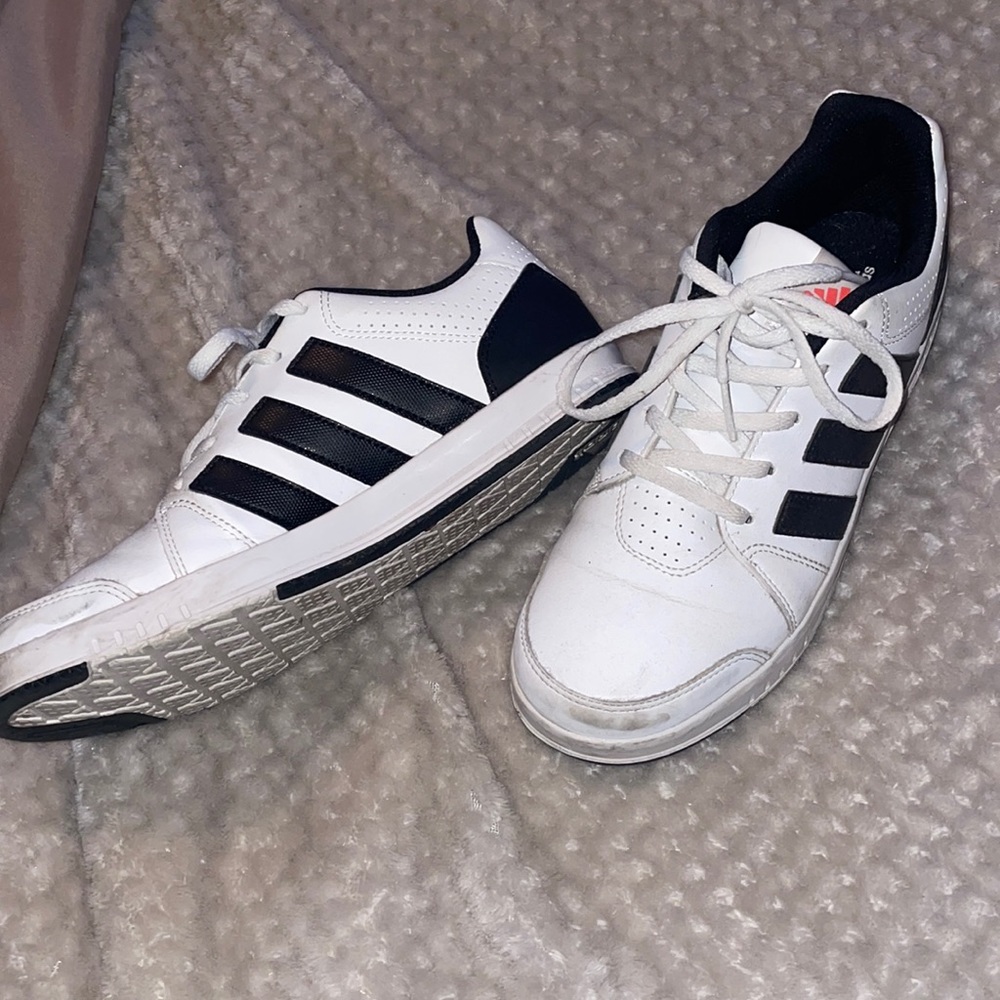 EUC Adidas sneakers